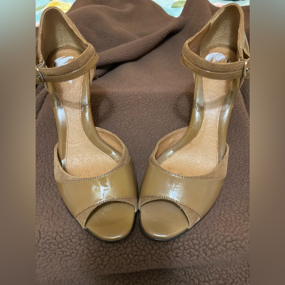 Sofft Heels, Buckle Ankle Strap, Sz 9-1/2. Tan Suede and Brown Patent Preowned - Picture 11 of 11